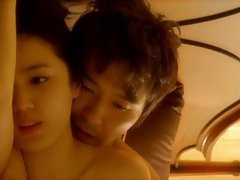 Porno online-ema magab lauale küps koos partneriga